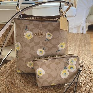 Coach Small Town Bucket Bag in Signature Canvas with Daisy Print WITH WRISTLET!